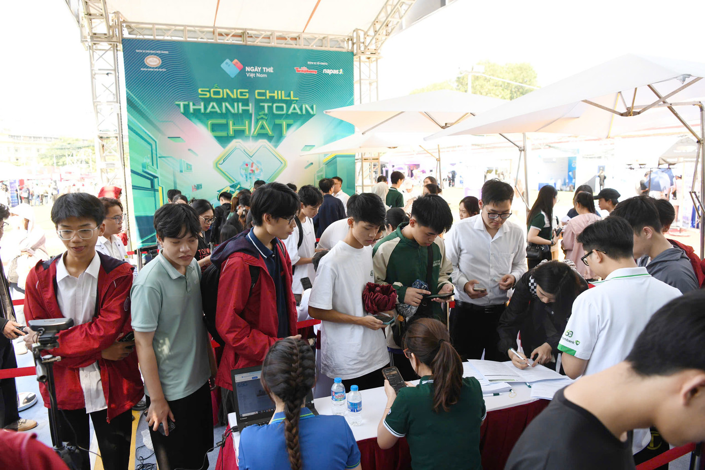 Ngay từ đầu giờ chiều, ngày hội lớn công nghệ, trải nghiệm thanh toán cho giới trẻ Ngày Thẻ Việt Nam 2024 - Sóng Festival đã bắt đầu sôi động với sự tham gia ngày một đông của các bạn trẻ, sinh viên.