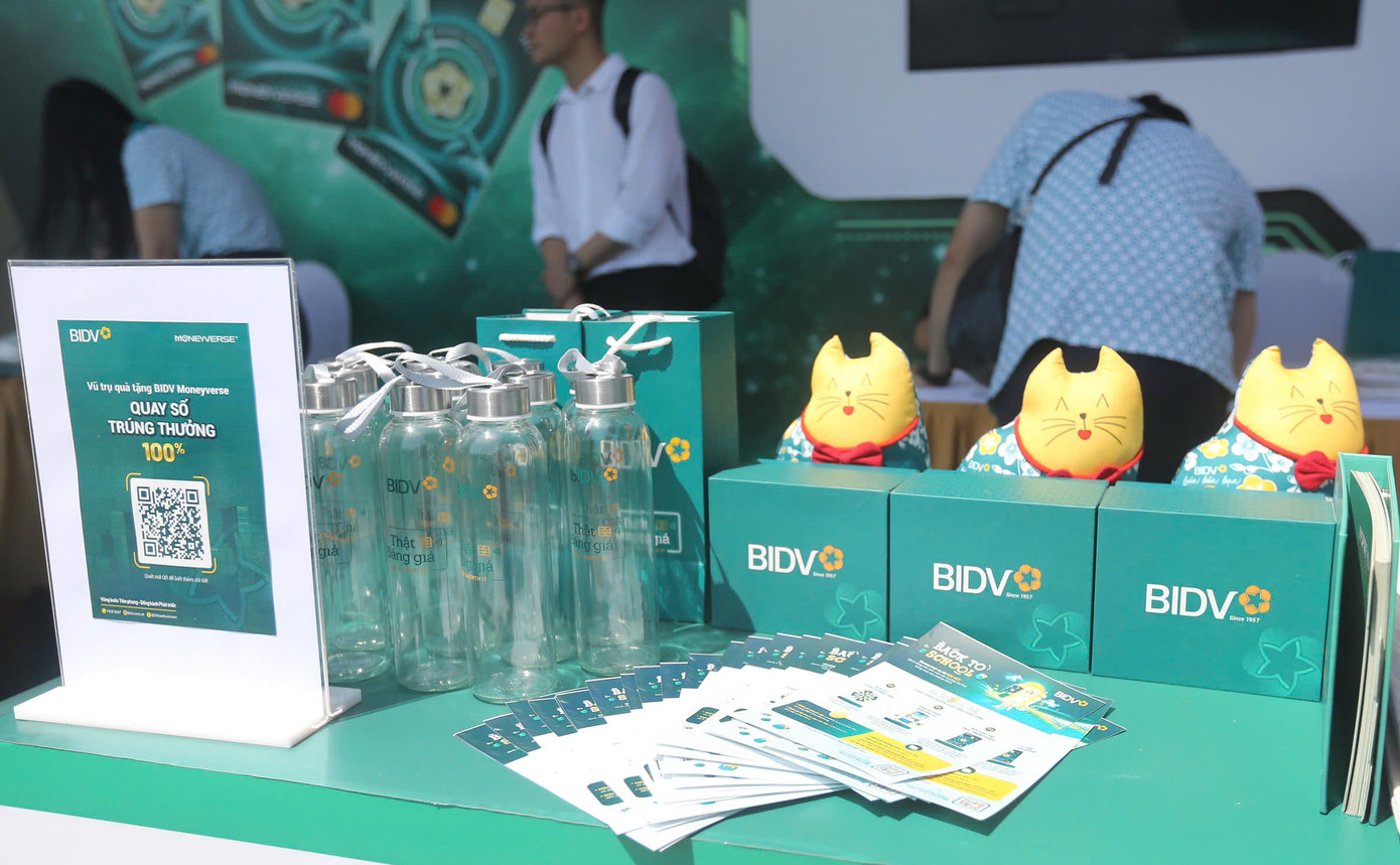 Đặc biệt Ngày Thẻ Việt Nam 2024 - Sóng Festival có sự tham gia của 26 ngân hàng thương mại, tổ chức thẻ quốc tế, với hơn 100 gian hàng đến từ các lĩnh vực bán lẻ, tiêu dùng, công nghệ.