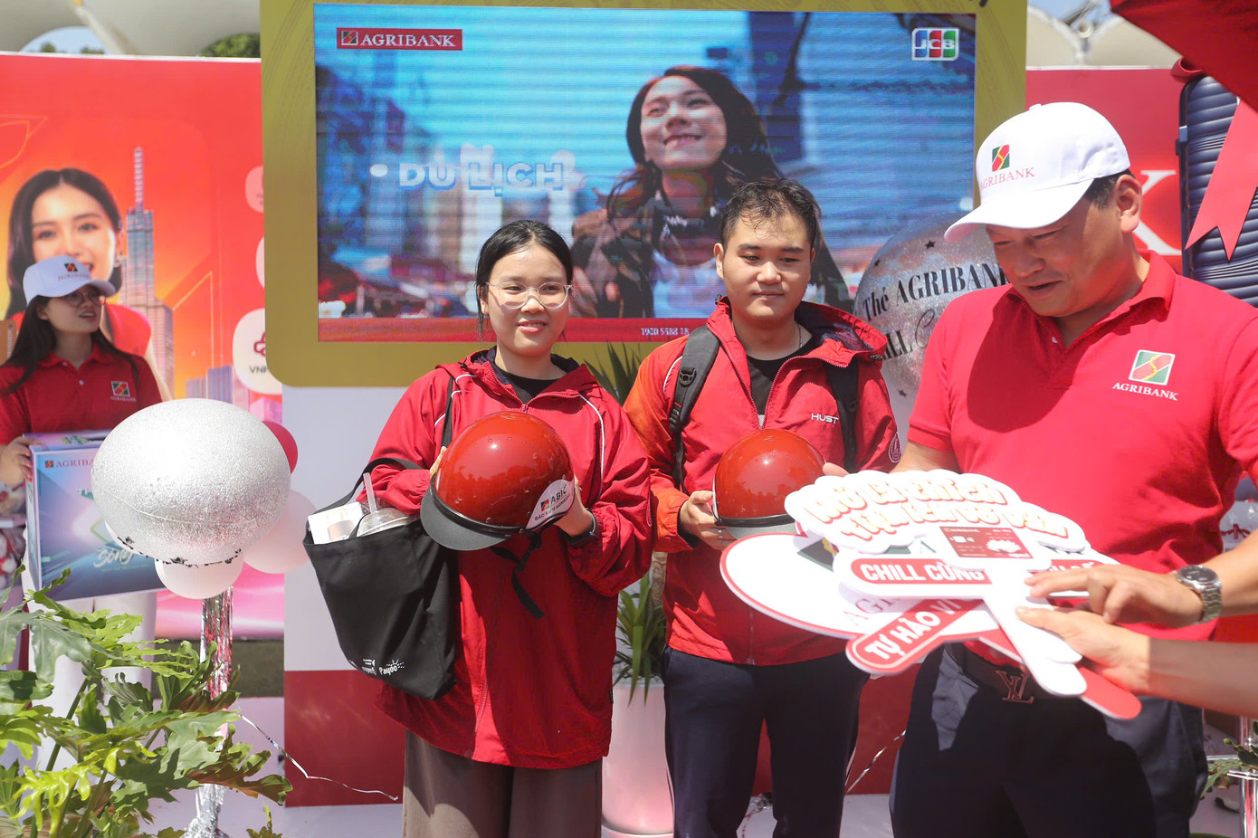 Bước sang màu thứ 4, tinh thần của Ngày Thẻ Việt Nam được lan tỏa sâu rộng tới hàng vạn sinh viên, thanh niên; Khi mang tới trải nghiệm đầy hứng khởi, giúp các bạn trẻ nhận thấy lợi ích thiết thực, sự gần gũi, tiện lợi của việc thanh toán bằng thẻ, qua đó chuyển đổi thói quen chi tiêu tiền mặt, sang thanh toán bằng thẻ. Ngày Thẻ Việt Nam còn cung cấp thông tin, cảnh báo về các trường hợp rủi ro trong hoạt động thanh toán, giúp khách hàng cập nhật phương thức, thủ đoạn phạm tội mới và các biện pháp phòng tránh rủi ro trong hoạt động thanh toán.