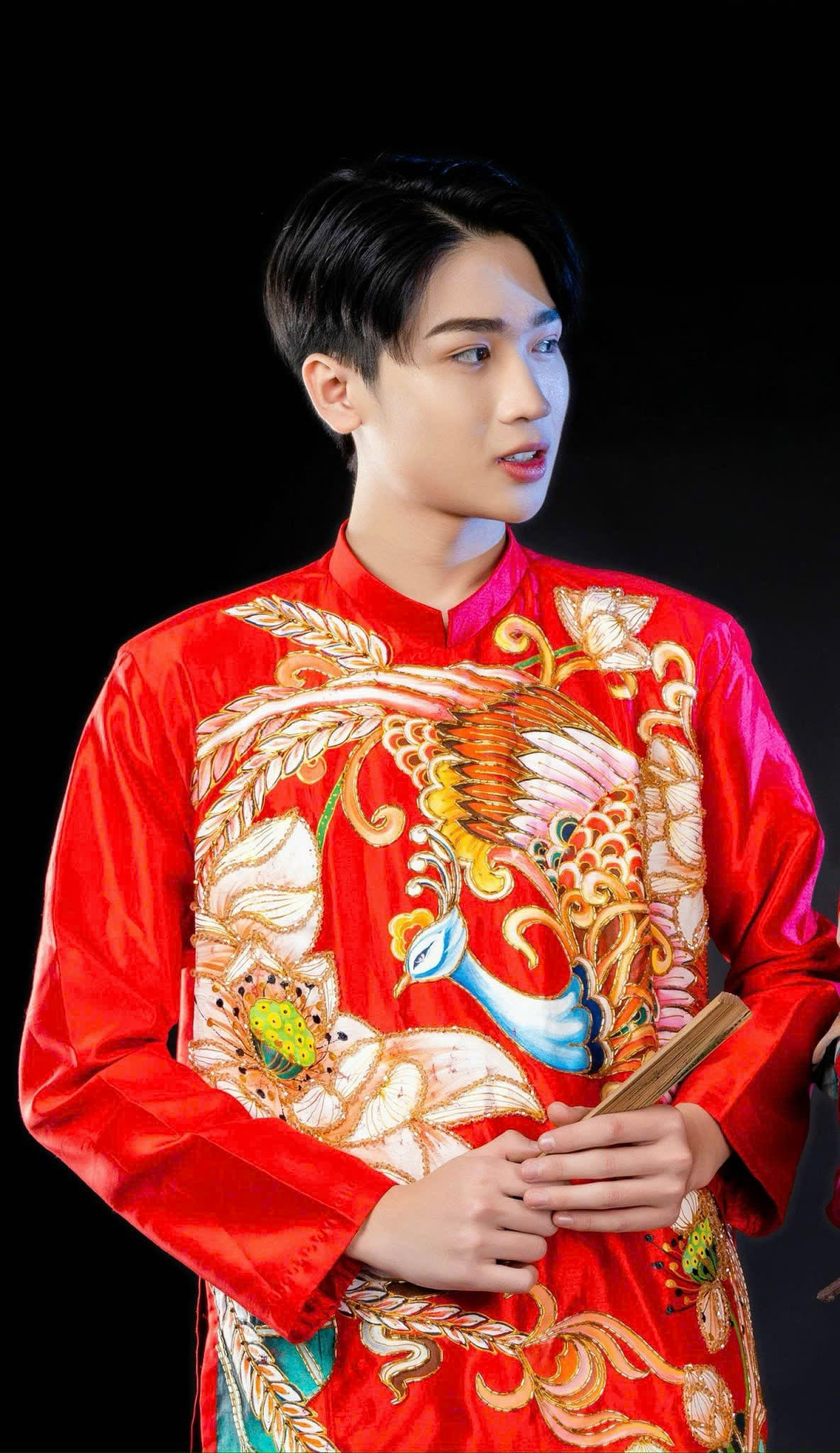 Ngô Hùng Cường diện trang phục áo dài. Ảnh: NVCC