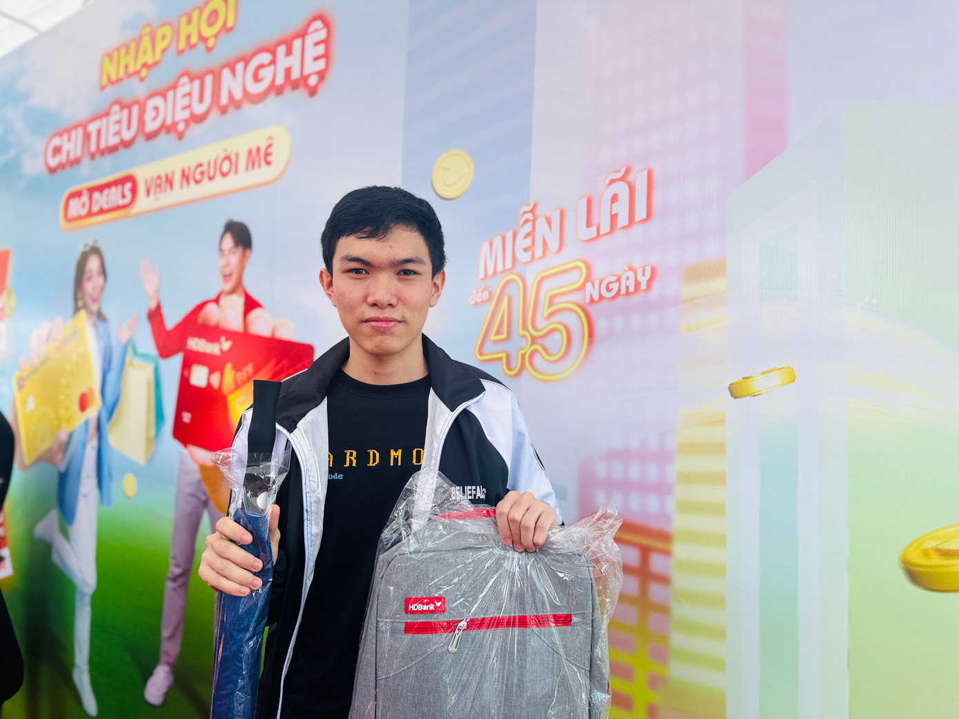 Bạn Nguyễn Thế Hưng - SV ĐH Bách Khoa Nội nhận được nhiều phần quà thú vị tai chương trình.