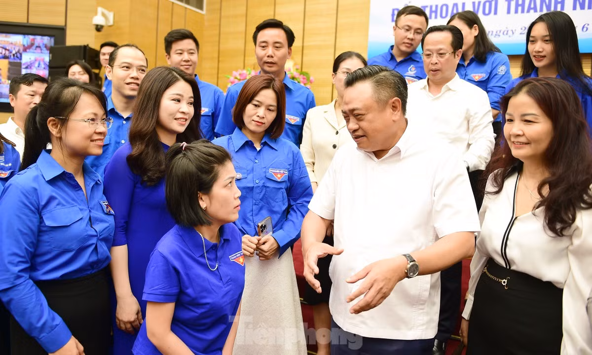Chủ tịch UBND Thành phố Hà Nội Trần Sỹ Thanh gặp gỡ, đối thoại thanh niên năm 2023. Ảnh: Xuân Tùng