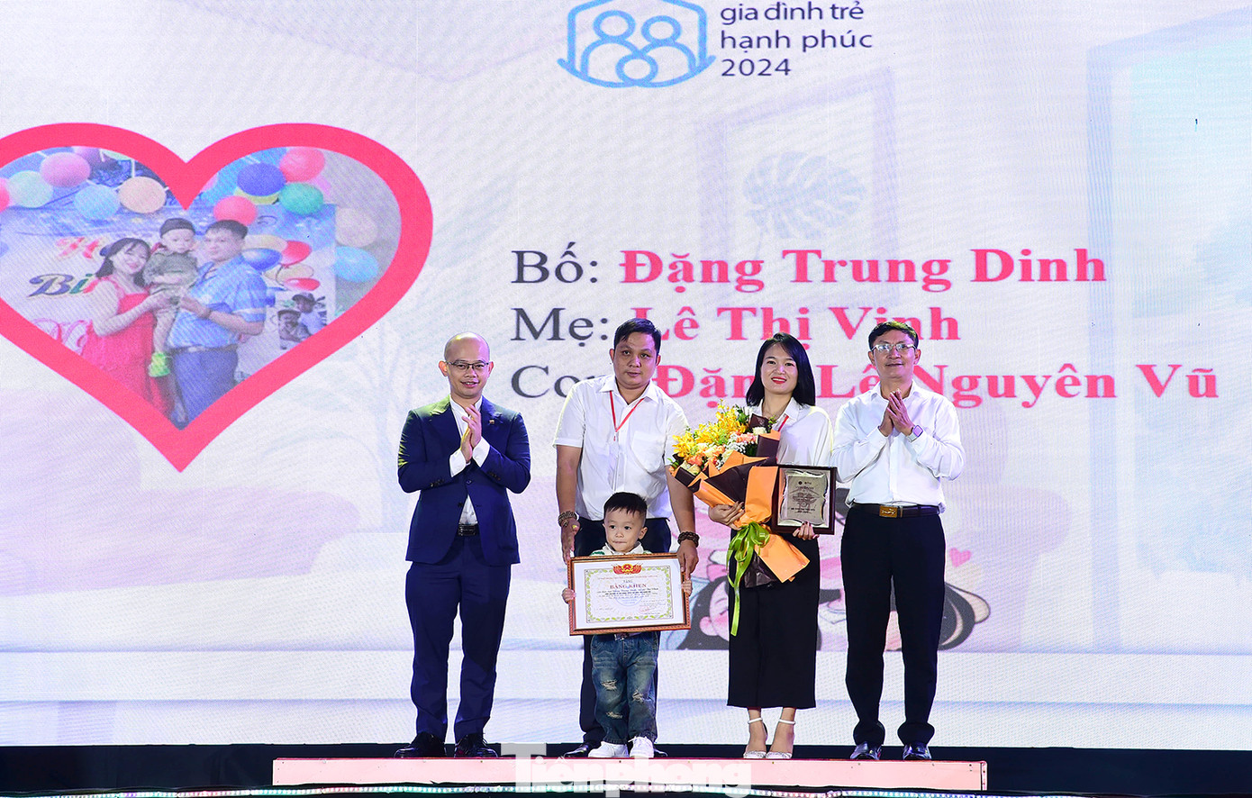 Ban Tổ chức trao tặng phần thưởng cho các gia đình trẻ tiêu biểu năm 2024. Ảnh: Xuân Tùng Ban Tổ chức trao tặng phần thưởng cho các gia đình trẻ tiêu biểu năm 2024. Ảnh: Xuân Tùng