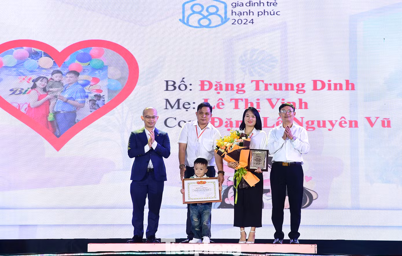 Ban Tổ chức trao tặng phần thưởng cho các gia đình trẻ tiêu biểu năm 2024. Ảnh: Xuân Tùng Ban Tổ chức trao tặng phần thưởng cho các gia đình trẻ tiêu biểu năm 2024. Ảnh: Xuân Tùng