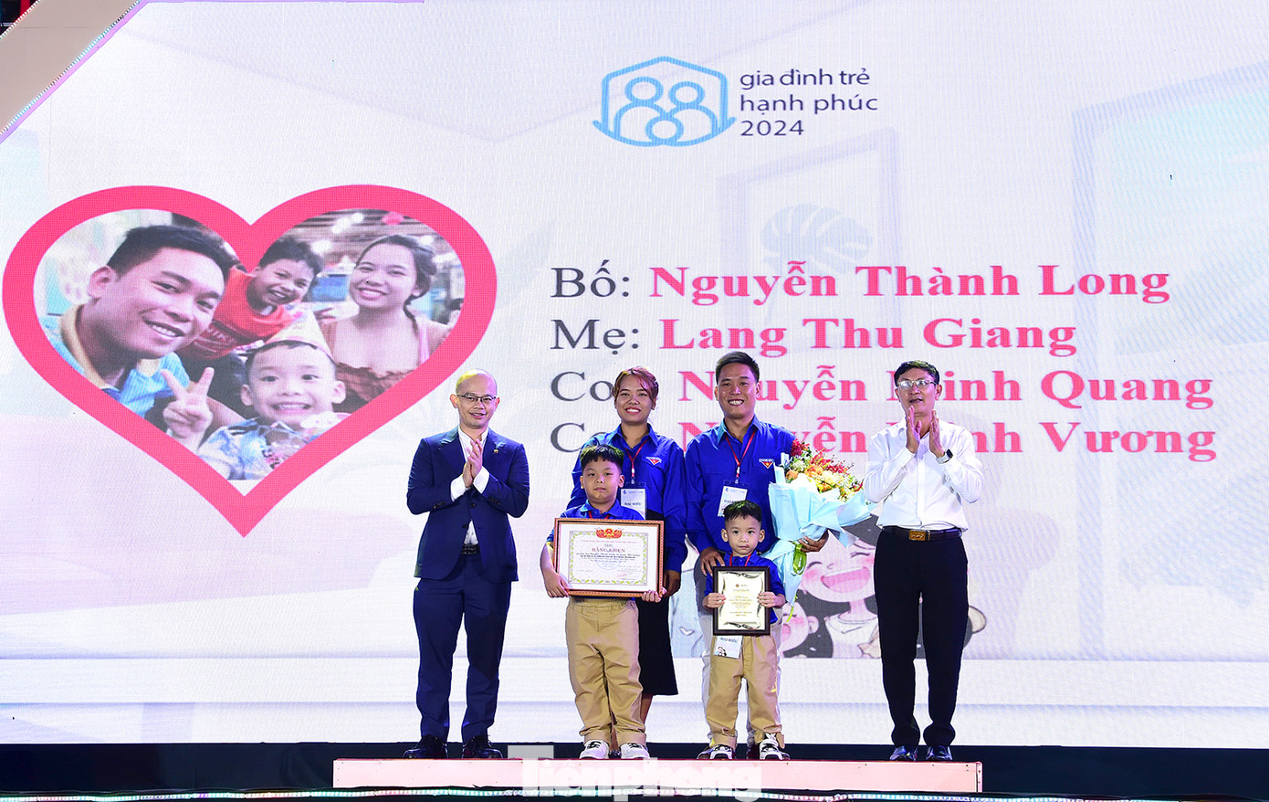 Ban Tổ chức trao tặng phần thưởng cho các gia đình trẻ tiêu biểu năm 2024. Ảnh: Xuân Tùng Ban Tổ chức trao tặng phần thưởng cho các gia đình trẻ tiêu biểu năm 2024. Ảnh: Xuân Tùng