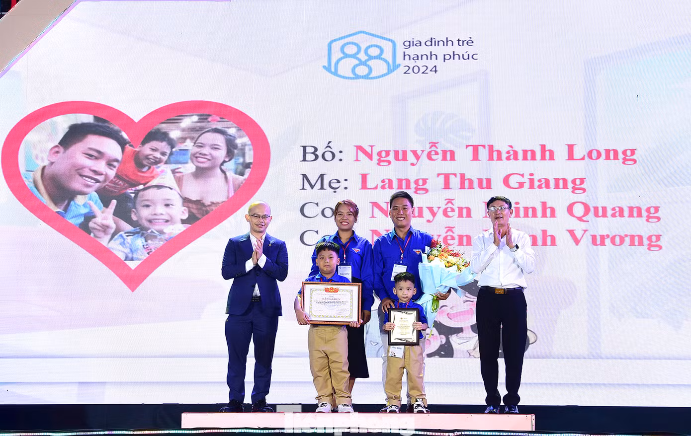 Ban Tổ chức trao tặng phần thưởng cho các gia đình trẻ tiêu biểu năm 2024. Ảnh: Xuân Tùng Ban Tổ chức trao tặng phần thưởng cho các gia đình trẻ tiêu biểu năm 2024. Ảnh: Xuân Tùng