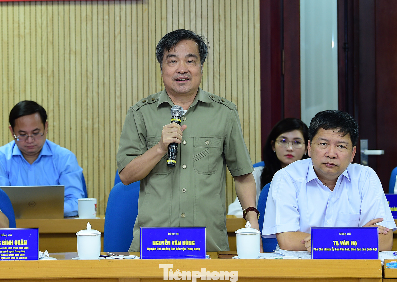 Các đại biểu trao đổi, tham góp ý kiến tại tọa đàm. Ảnh: Xuân Tùng Các đại biểu trao đổi, tham góp ý kiến tại tọa đàm. Ảnh: Xuân Tùng