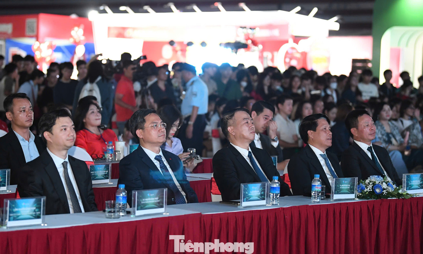 Các đại biểu tham dự chương trình.