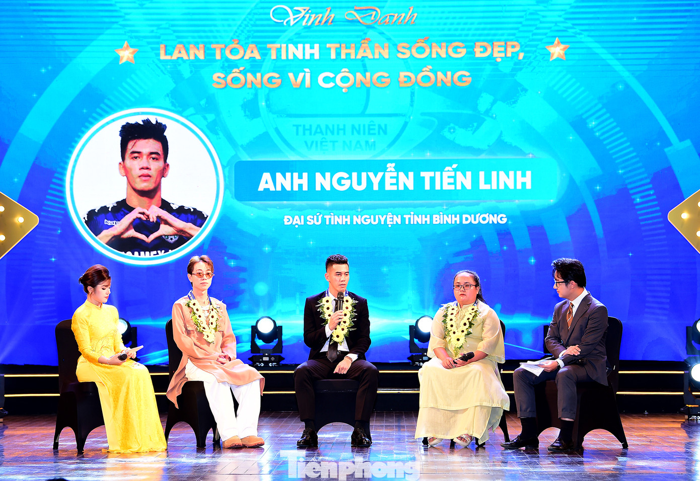 Các gương thanh niên sống đẹp không chỉ mang đến những câu chuyện về hành động trách nhiệm vì cộng đồng mà còn món quà nghệ thuật. Ảnh: Xuân Tùng