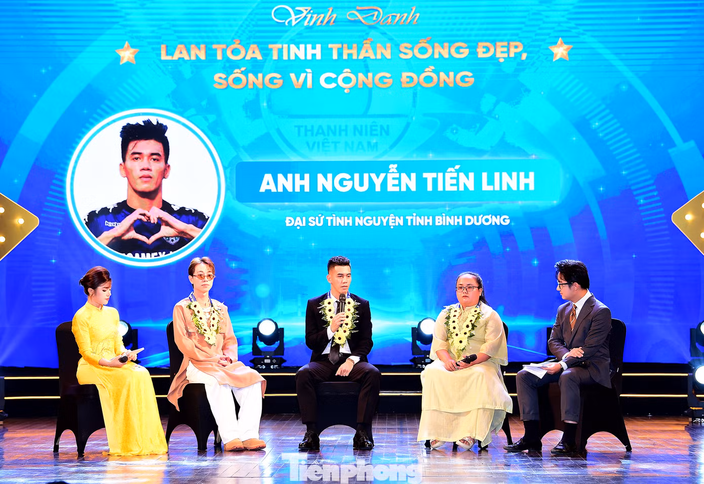 Các gương thanh niên sống đẹp không chỉ mang đến những câu chuyện về hành động trách nhiệm vì cộng đồng mà còn món quà nghệ thuật. Ảnh: Xuân Tùng