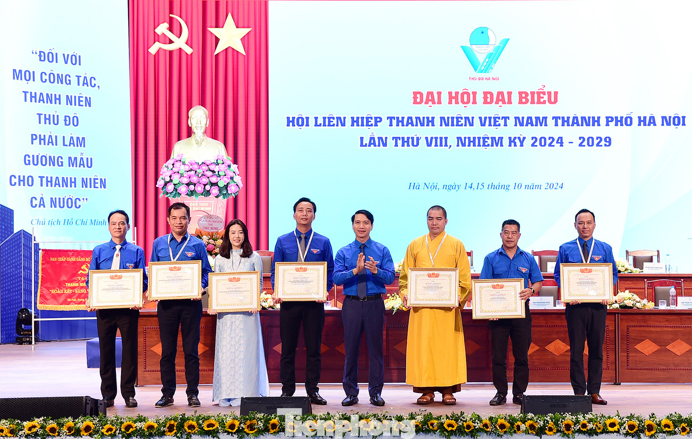 Anh Nguyễn Ngọc Lương trao Bằng khen tặng các cá nhân có thành tích xuất sắc trong công tác Hội và phong trào thanh niên. Ảnh: Xuân Tùng Anh Nguyễn Ngọc Lương trao Bằng khen tặng các cá nhân có thành tích xuất sắc trong công tác Hội và phong trào thanh niên. Ảnh: Xuân Tùng