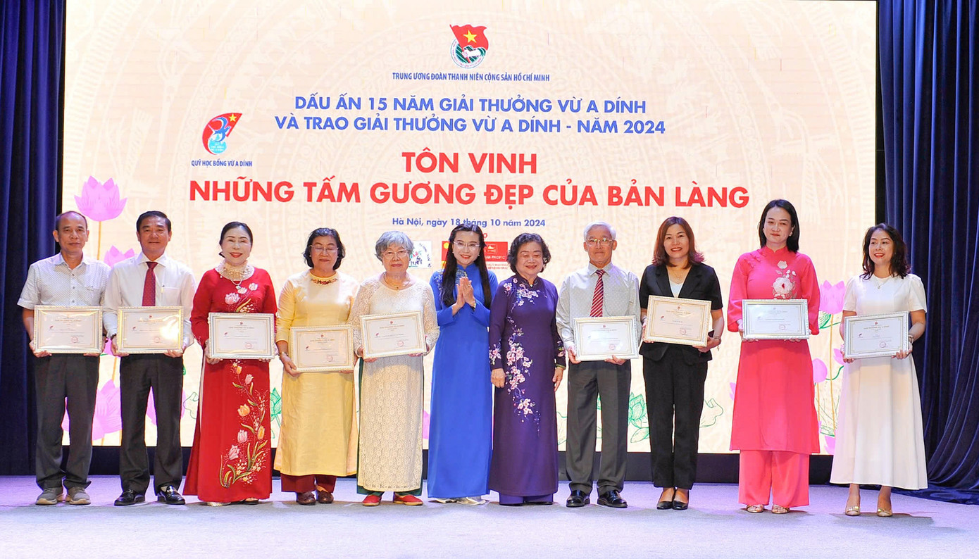 Bà Trương Mỹ Hoa và chị Nguyễn Phạm Duy Trang trao giải thưởng Vừ A Dính cho các cá nhân, tập thể. Ảnh: Quang Trường