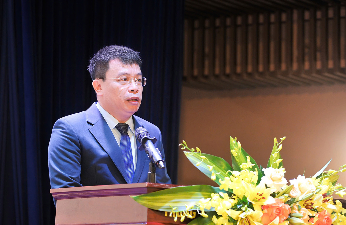 Nhà báo Nguyễn Phan Khuê báo cáo hoạt động của Quỹ và Giải thưởng Vừ A Dính. Ảnh: Quang Trường