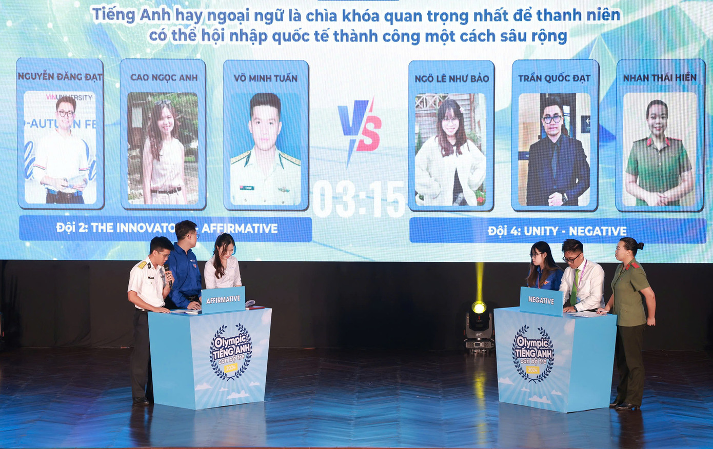 Đội The inovators và đội Unity trong phần thi tranh biện.