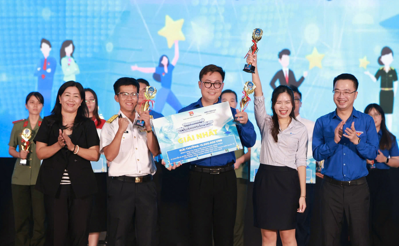 Bí thư T.Ư Đoàn Nguyễn Tường Lâm (ngoài cùng bên phải) trao giải Nhất cho thành viên đội The inovators.