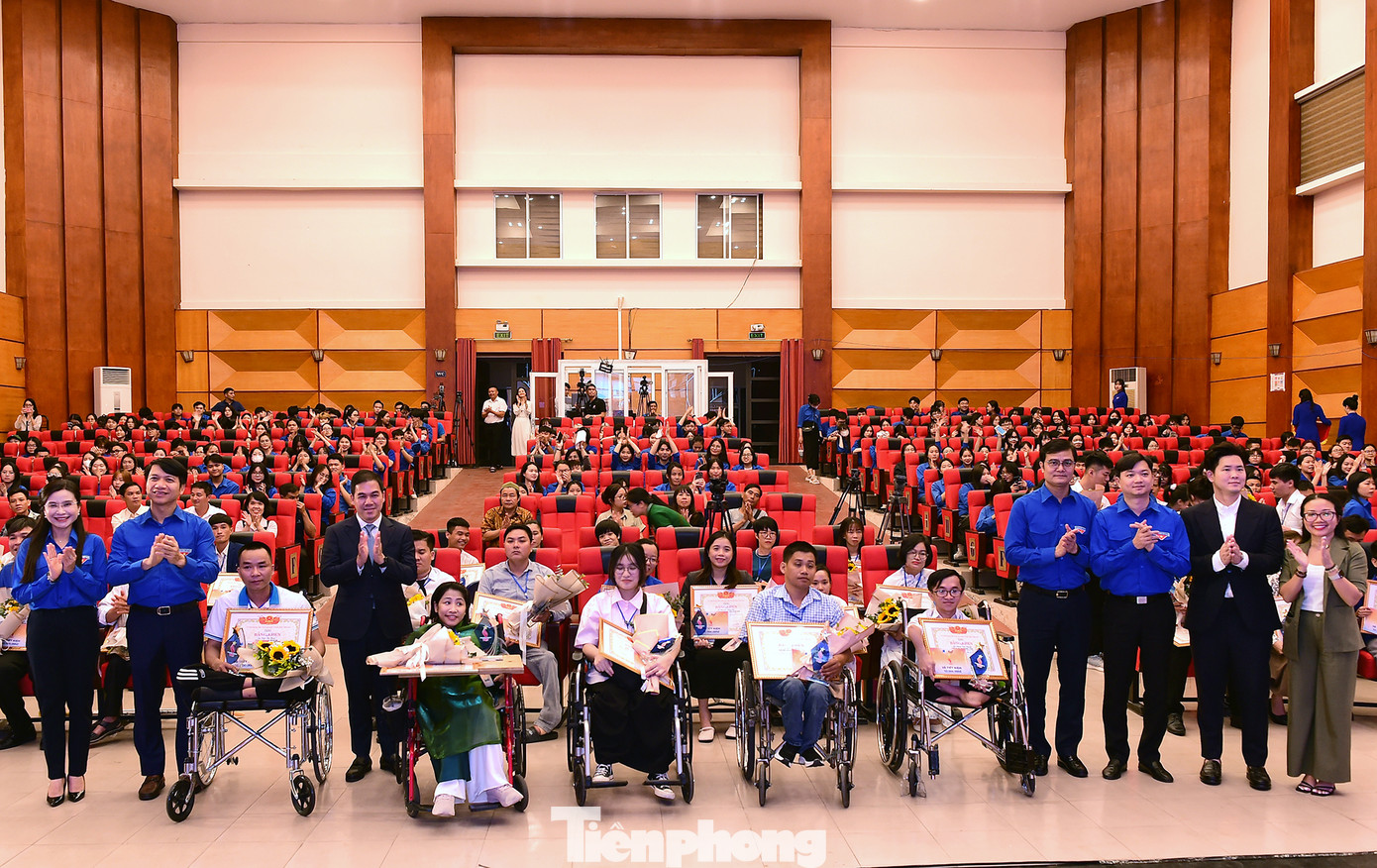 Ban Tổ chức chúc mừng các gương được tuyên dương trong chương trình.