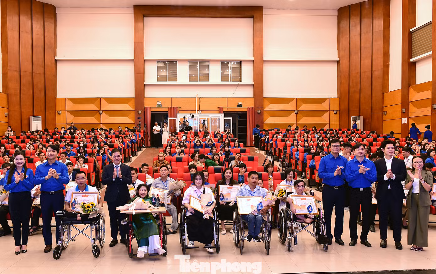Ban Tổ chức chúc mừng các gương được tuyên dương trong chương trình.
