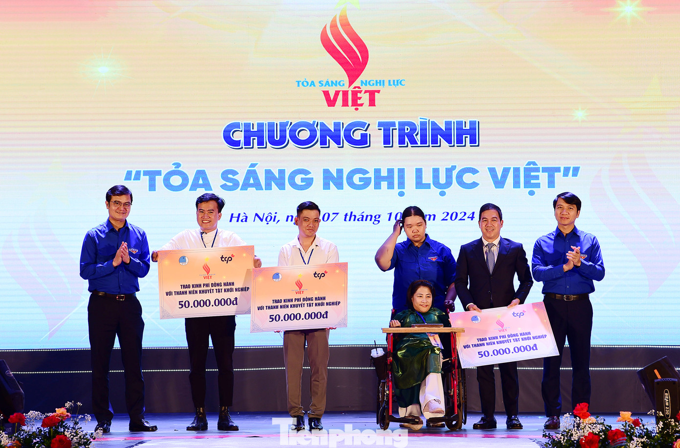 Anh Bùi Quang Huy và anh Nguyễn Ngọc Lương trao hỗ trợ mô hình khởi nghiệp của thanh niên khuyết tật. Ảnh: Xuân Tùng