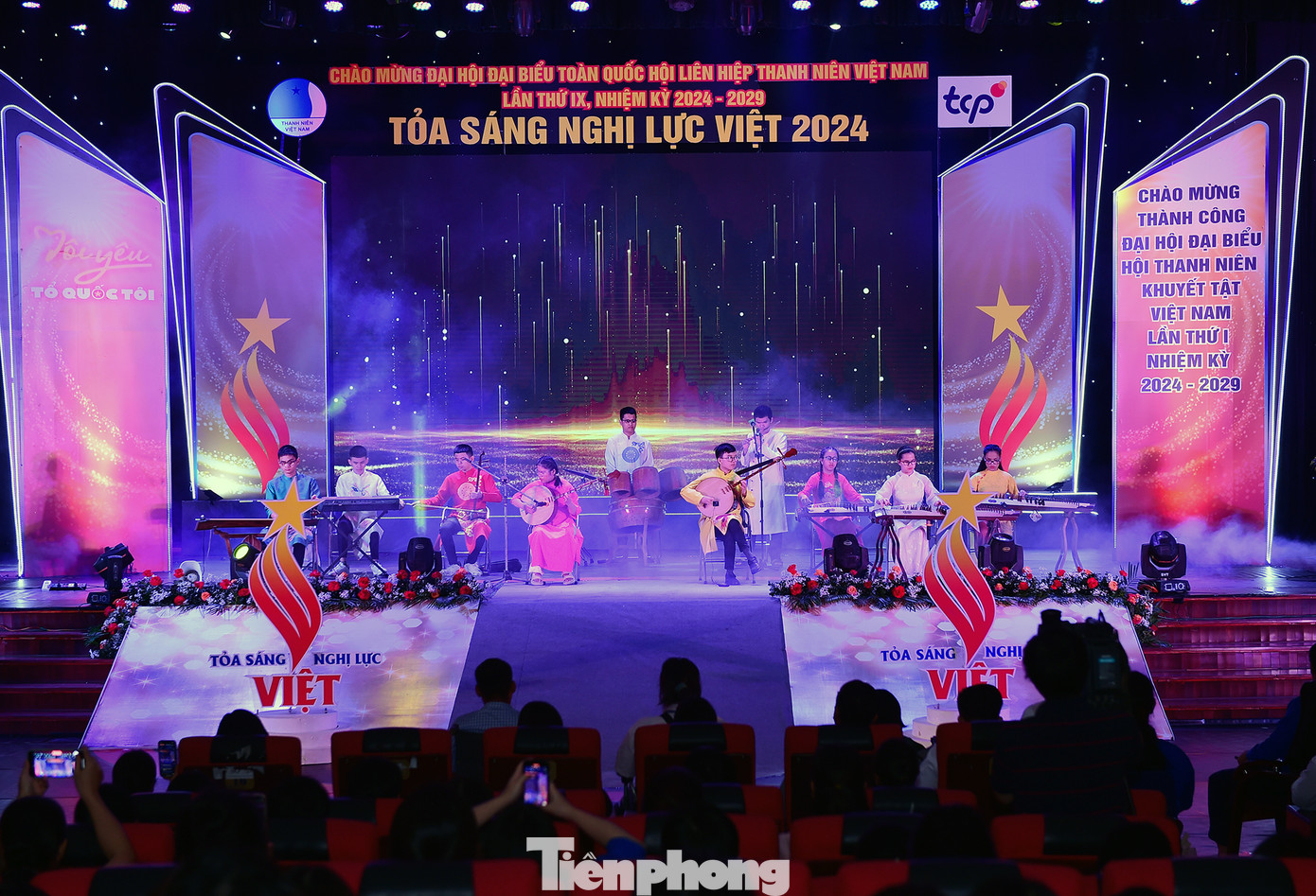 Chương trình văn nghệ tại lễ tuyên dương. Ảnh: Xuân Tùng