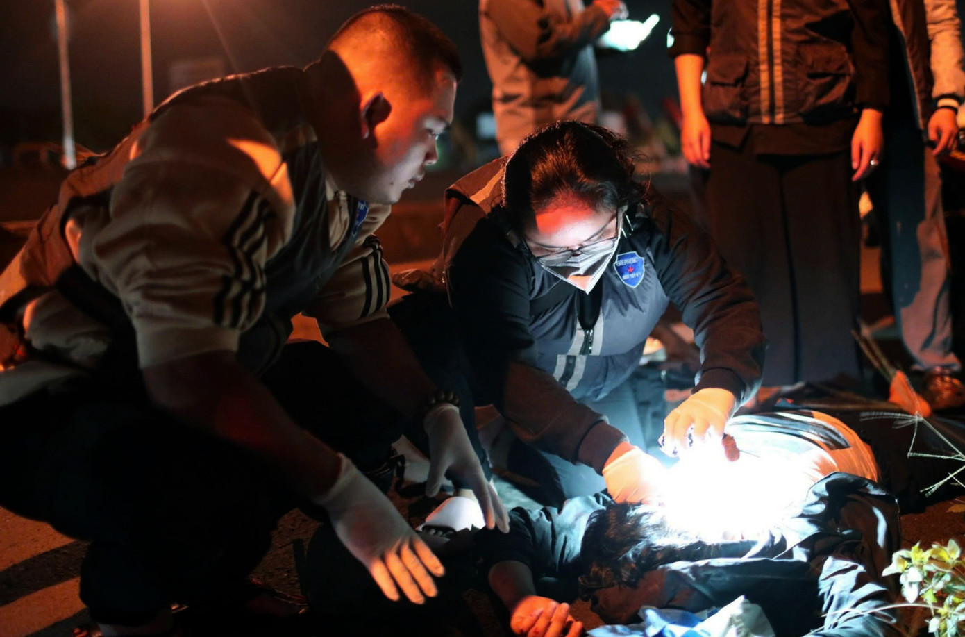 Hỗ trợ cứu người bị nạn.