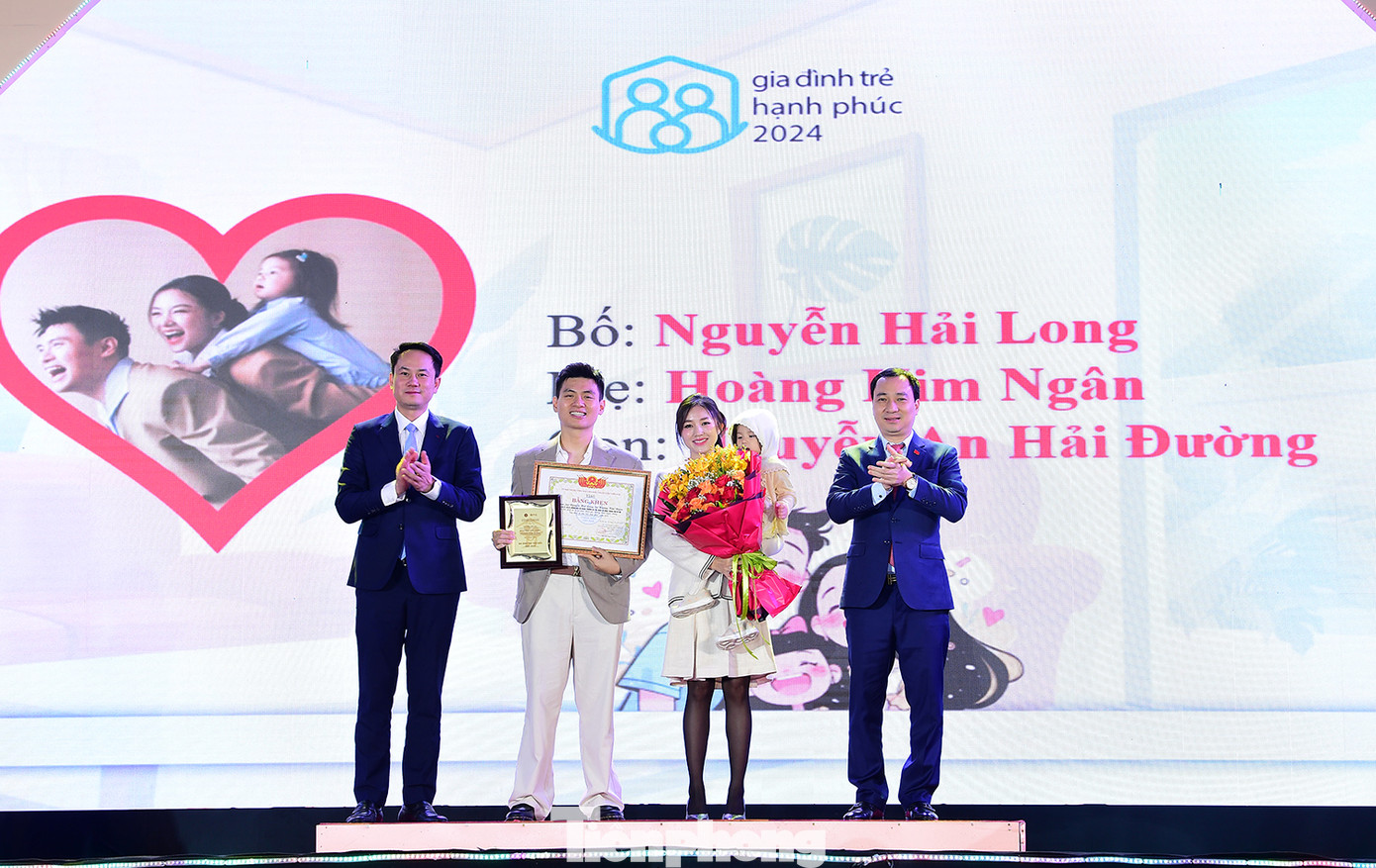 Ban Tổ chức trao tặng phần thưởng cho các gia đình trẻ tiêu biểu năm 2024. Ảnh: Xuân Tùng Ban Tổ chức trao tặng phần thưởng cho các gia đình trẻ tiêu biểu năm 2024. Ảnh: Xuân Tùng