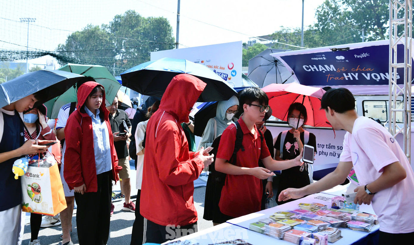 Cũng trong ngày 6/10, các bạn trẻ tiếp tục tham gia nhiều trải nghiệm các công nghệ thanh toán thông minh và sân chơi rinh quà tại chương trình.