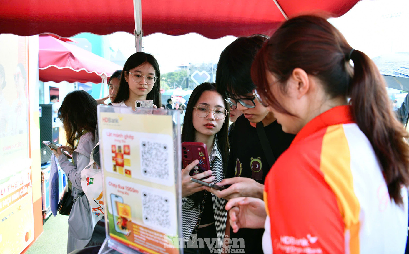 Cũng trong ngày 6/10, các bạn trẻ tiếp tục tham gia nhiều trải nghiệm các công nghệ thanh toán thông minh và sân chơi rinh quà tại chương trình.