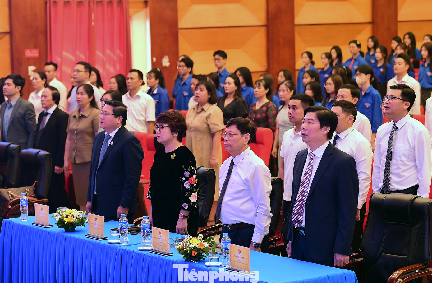 Các đại biểu và sinh viên Học viện thực hiện nghi lễ chào cờ. Ảnh: Xuân Tùng Các đại biểu và sinh viên Học viện thực hiện nghi lễ chào cờ. Ảnh: Xuân Tùng