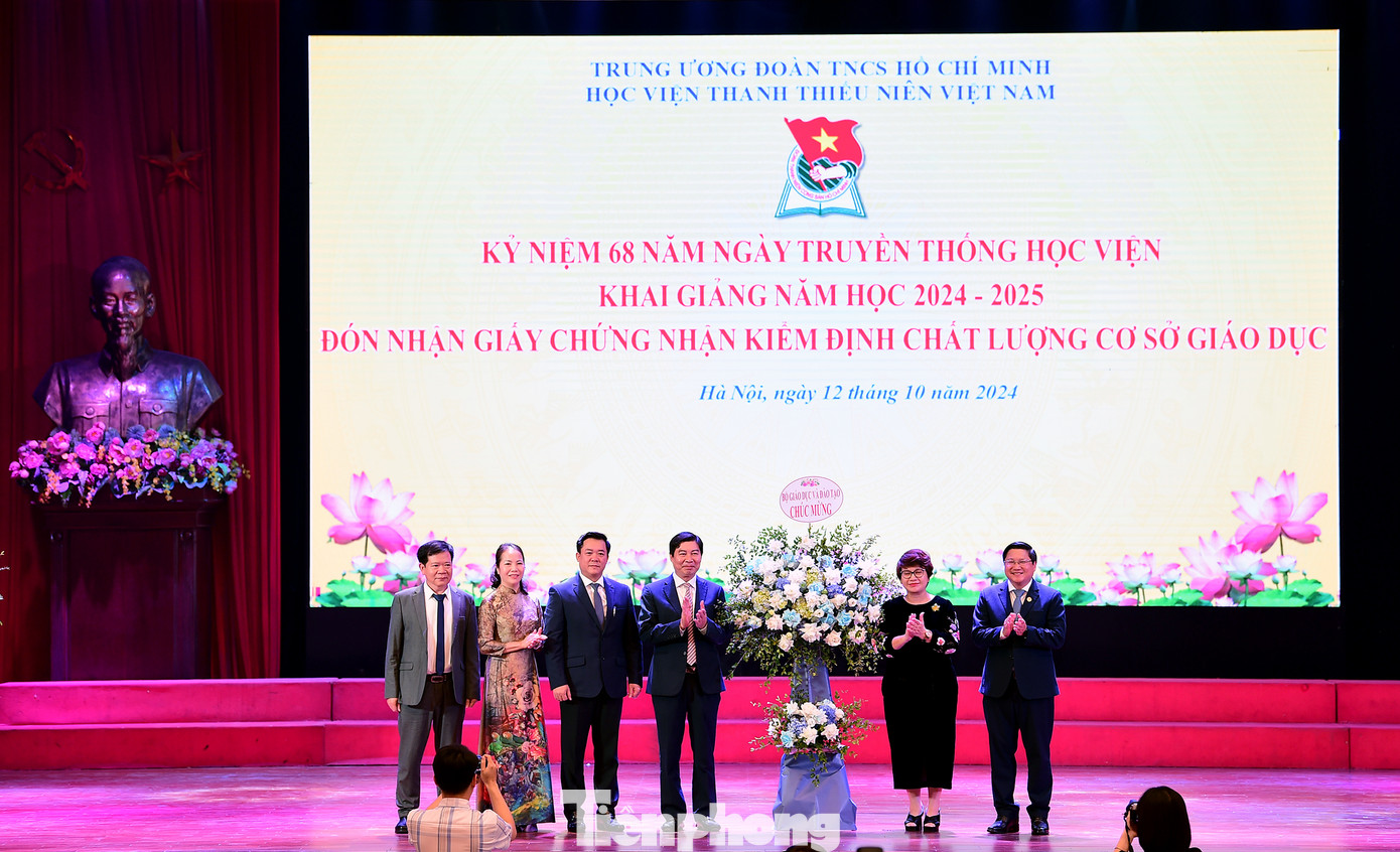 PGS.TS Nguyễn Thu Thủy - Vụ trưởng Vụ Giáo dục Đại học, Bộ GD&ĐT tặng lẵng hoa chúc mừng Học viện. Ảnh: Xuân Tùng PGS.TS Nguyễn Thu Thủy - Vụ trưởng Vụ Giáo dục Đại học, Bộ GD&ĐT tặng lẵng hoa chúc mừng Học viện. Ảnh: Xuân Tùng