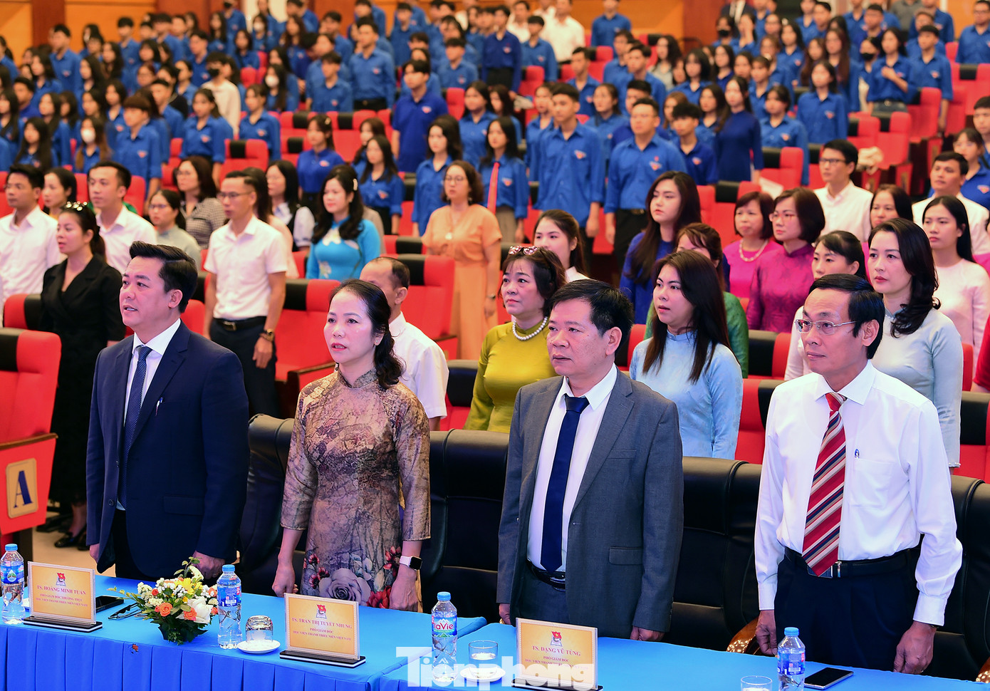 Các đại biểu và sinh viên Học viện thực hiện nghi lễ chào cờ. Ảnh: Xuân Tùng Các đại biểu và sinh viên Học viện thực hiện nghi lễ chào cờ. Ảnh: Xuân Tùng