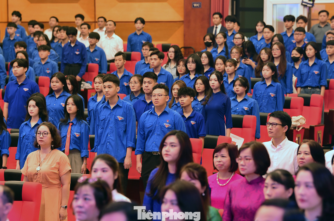 Các đại biểu và sinh viên Học viện thực hiện nghi lễ chào cờ. Ảnh: Xuân Tùng Các đại biểu và sinh viên Học viện thực hiện nghi lễ chào cờ. Ảnh: Xuân Tùng