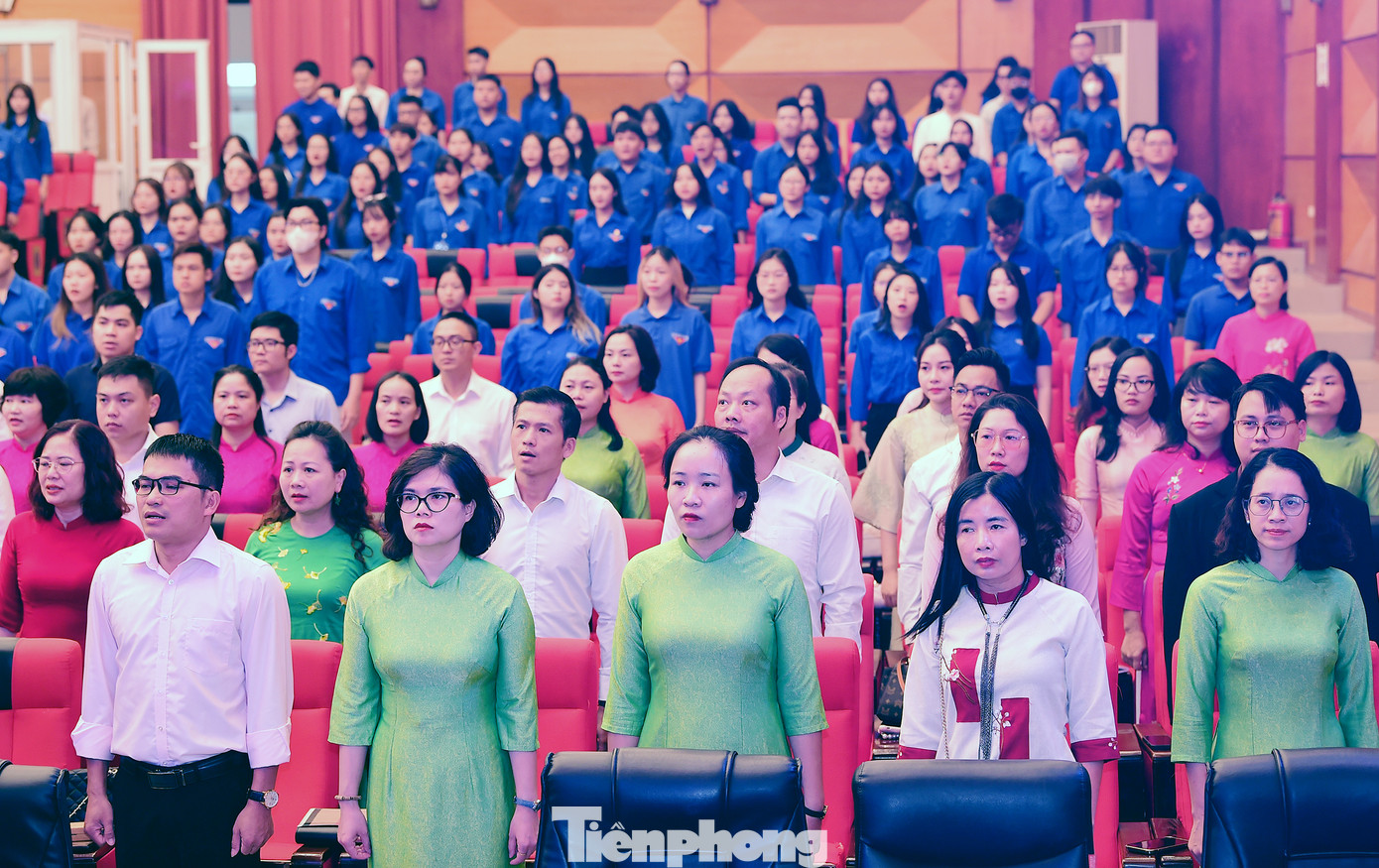 Các đại biểu và sinh viên Học viện thực hiện nghi lễ chào cờ. Ảnh: Xuân Tùng Các đại biểu và sinh viên Học viện thực hiện nghi lễ chào cờ. Ảnh: Xuân Tùng