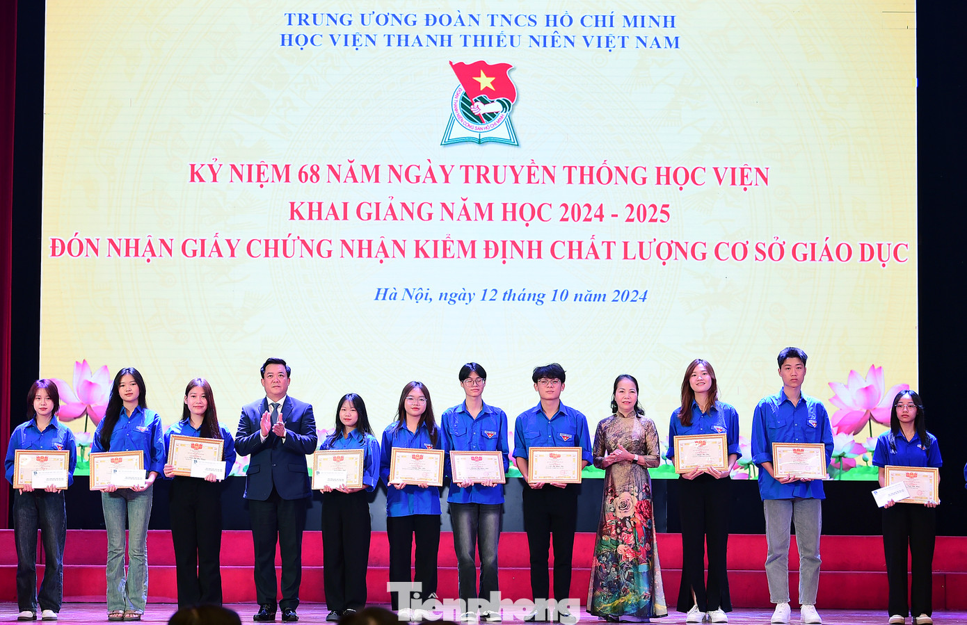 TS. Hoàng Minh Tuấn - Uỷ viên Ban Thường vụ Đảng uỷ, Phó Giám đốc thường trực Học viện; TS. Trần Thị Tuyết Nhung - Phó Giám đốc Học viện trao khen thưởng cho các bạn thủ khoa ngành đầu vào năm 2024. Ảnh: Xuân Tùng TS. Hoàng Minh Tuấn - Uỷ viên Ban Thường vụ Đảng uỷ, Phó Giám đốc thường trực Học viện; TS. Trần Thị Tuyết Nhung - Phó Giám đốc Học viện trao khen thưởng cho các bạn thủ khoa ngành đầu vào năm 2024. Ảnh: Xuân Tùng