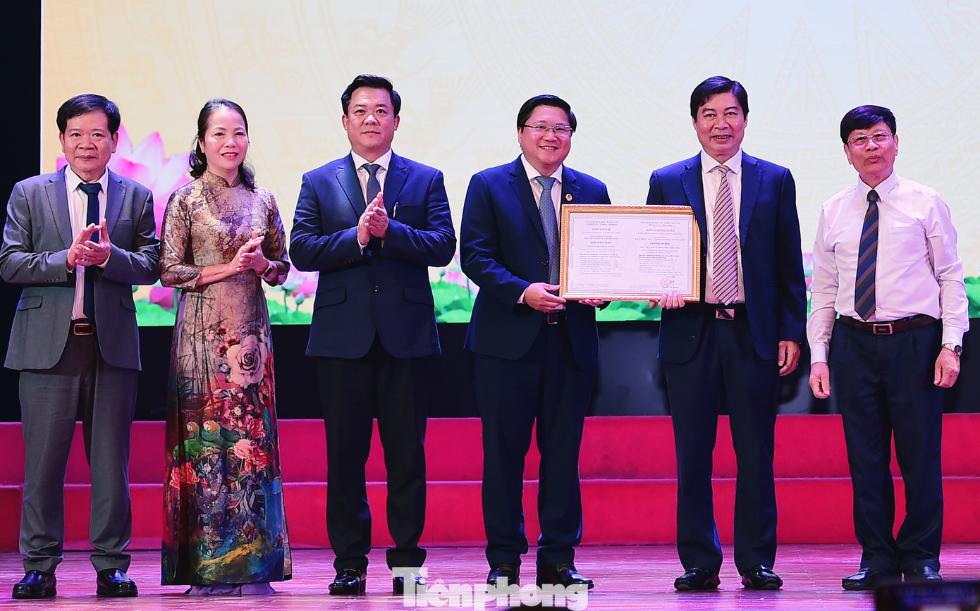 Tại chương trình, Học viện nhận công bố quyết định và chứng nhận đạt tiêu chuẩn chất lượng cơ sở giáo dục. TS. Nguyễn Văn Đường – Giám đốc Trung tâm Kiểm định chất lượng giáo dục Thăng Long (ngoài cùng bên phải) trao giấy chứng nhận kiểm định chất lượng cơ sở giáo dục. Tại chương trình, Học viện nhận công bố quyết định và chứng nhận đạt tiêu chuẩn chất lượng cơ sở giáo dục. TS. Nguyễn Văn Đường – Giám đốc Trung tâm Kiểm định chất lượng giáo dục Thăng Long (ngoài cùng bên phải) trao giấy chứng nhận kiểm định chất lượng cơ sở giáo dục.