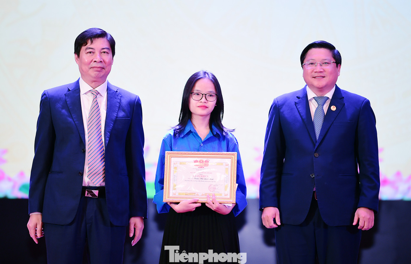 Quế Anh vinh dự nhận giấy khen và học bổng của Ban Giám đốc Học viện dành tặng thủ khoa đầu vào của Học viện trong năm học 2024 - 2025. Ảnh: Xuân Tùng