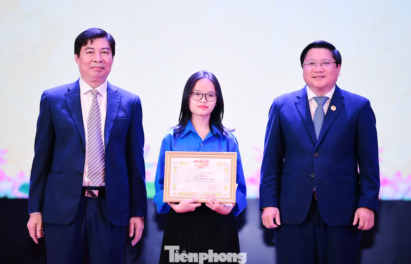 Quế Anh vinh dự nhận giấy khen và học bổng của Ban Giám đốc Học viện dành tặng thủ khoa đầu vào của Học viện trong năm học 2024 - 2025. Ảnh: Xuân Tùng