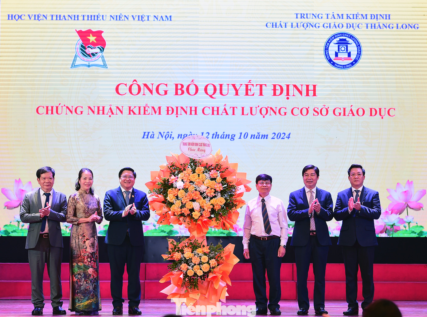 TS. Nguyễn Văn Đường tặng lẵng hoa chúc mừng Học viện. Ảnh: Xuân Tùng TS. Nguyễn Văn Đường tặng lẵng hoa chúc mừng Học viện. Ảnh: Xuân Tùng