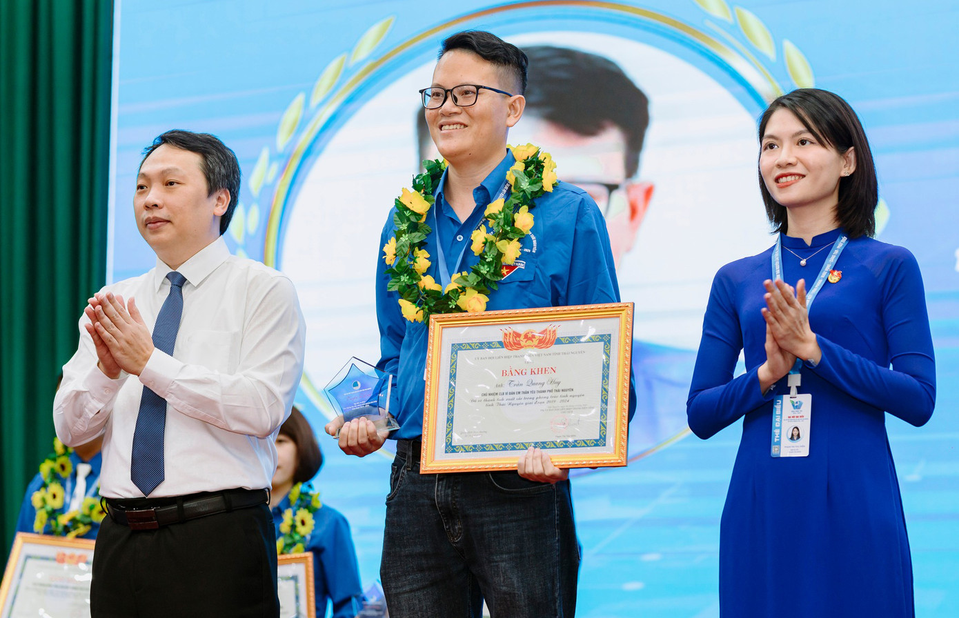 Ông Nguyễn Huy Dũng và chị Phạm Thị Thu Hiền trao khen thưởng cho các gương được tuyên dương. Ông Nguyễn Huy Dũng và chị Phạm Thị Thu Hiền trao khen thưởng cho các gương được tuyên dương.