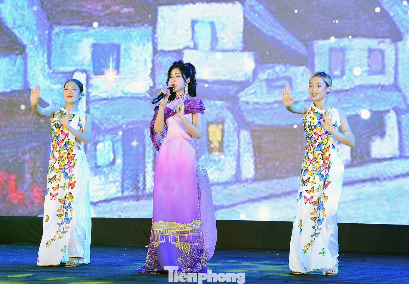 Ca sĩ Hà Myo - Gương mặt trẻ Việt Nam tiêu biểu, biểu diễn trong đêm nhạc "Lời yêu thương". Ảnh: Xuân Tùng Ca sĩ Hà Myo - Gương mặt trẻ Việt Nam tiêu biểu, biểu diễn trong đêm nhạc "Lời yêu thương". Ảnh: Xuân Tùng