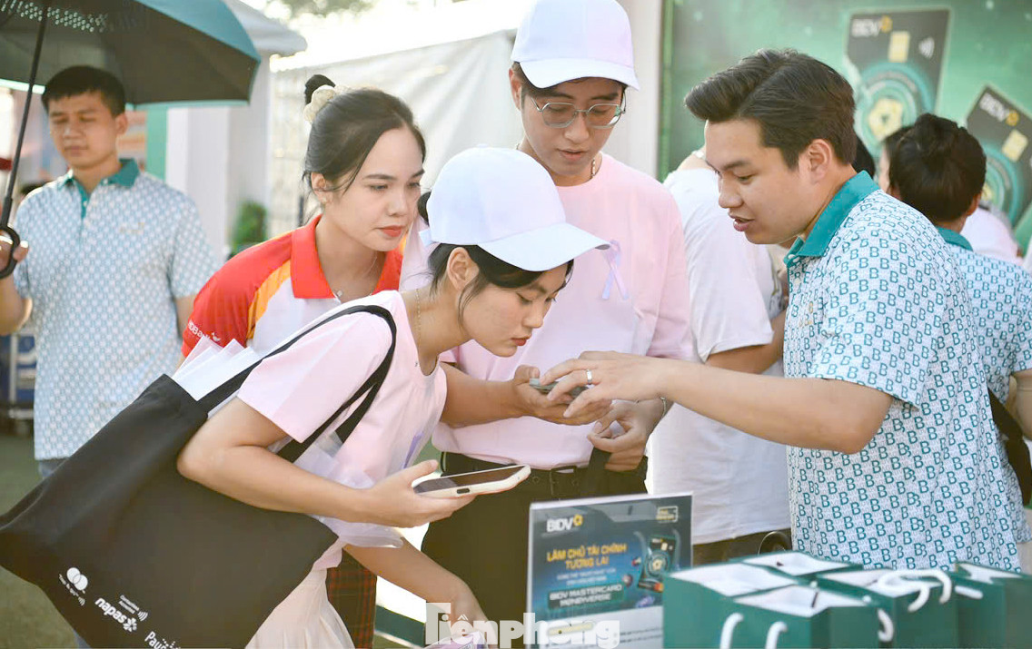 Những trải nghiệm về công nghệ thanh toán hiện đại tại Ngày Thẻ Việt Nam cùng với chất xúc tác sôi động từ các hoạt động giải trí, mua sắm bùng nổ đã thực sự tạo nên một không gian trọn vẹn dành riêng cho giới trẻ năm nay.