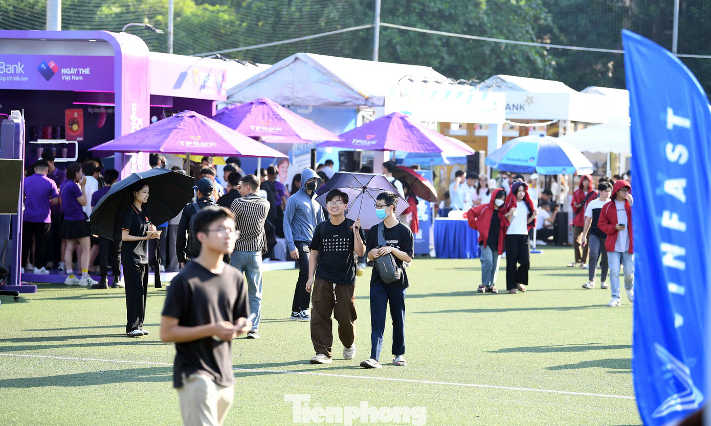 Ngay từ đầu giờ chiều, ngày hội lớn công nghệ, trải nghiệm thanh toán cho giới trẻ - Ngày Thẻ Việt Nam 2024 - Sóng Festival đã bắt đầu sôi động với sự tham gia ngày một đông của các bạn trẻ, sinh viên.