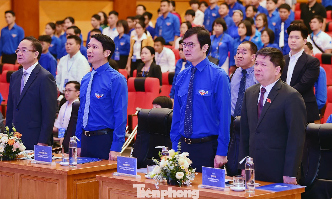 Các đại biểu phiên trọng thể Đại hội thực hiện nghi lễ chào cờ. Ảnh: Xuân Tùng