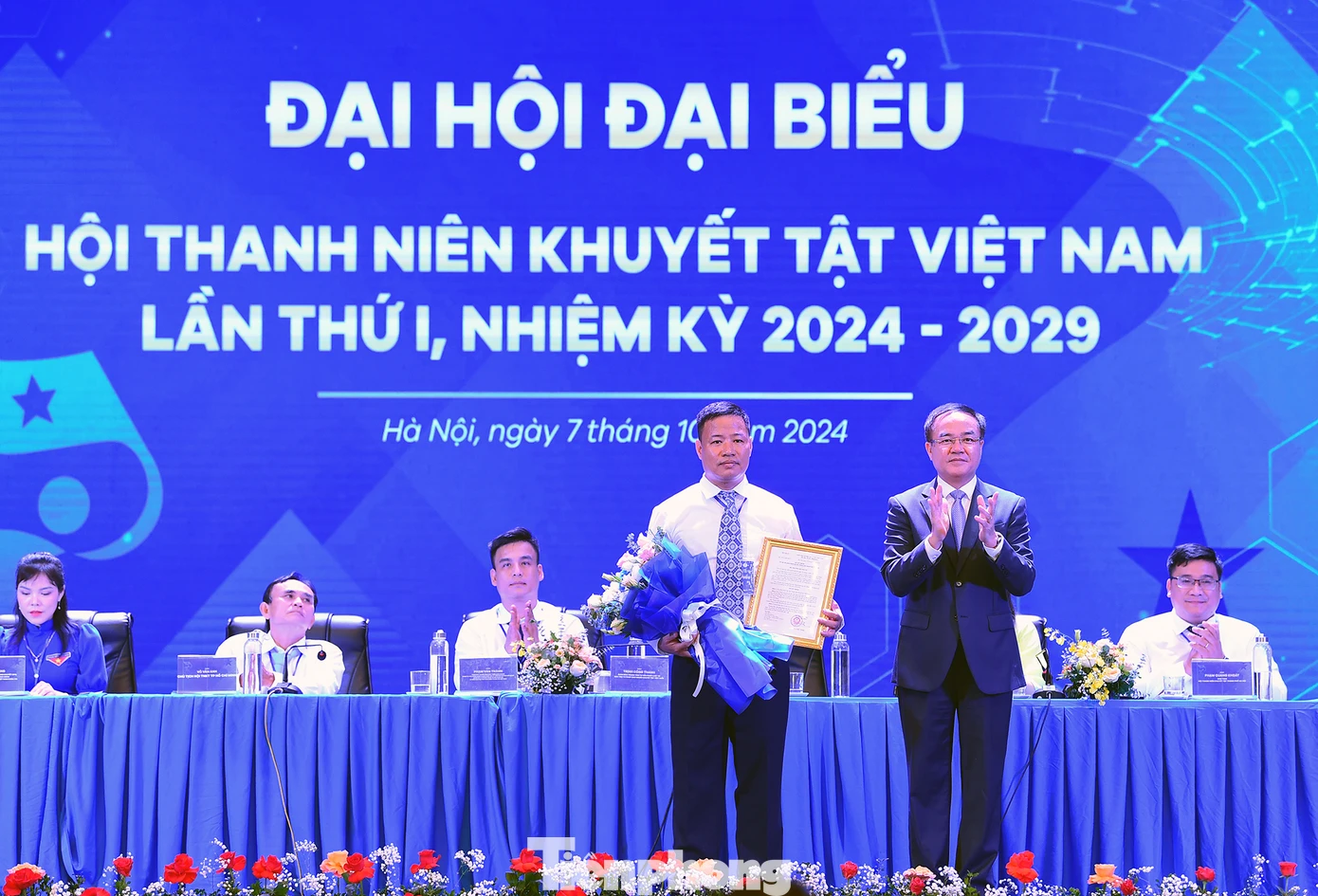 Ông Vũ Chiến Thắng - Thứ trưởng Bộ Nội vụ trao quyết định thành lập Hội Thanh niên Khuyết tật Việt Nam tại chương trình. Ảnh: Xuân Tùng