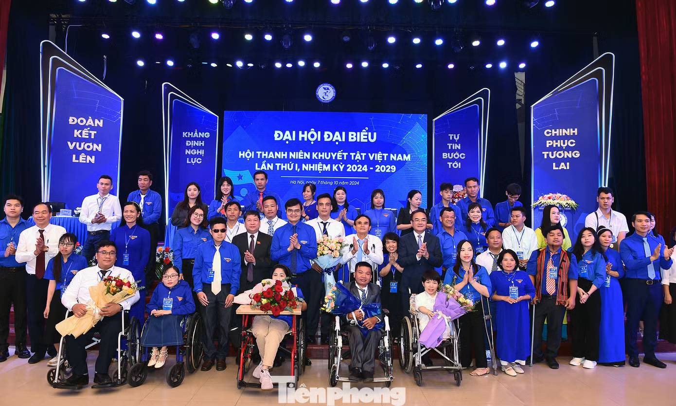 Lãnh đạo T.Ư Đoàn, T.Ư Hội LHTN Việt Nam và Bộ Nội vụ tặng hoa, chúc mừng Ban Chấp hành Hội Thanh niên Khuyết tật Việt Nam khóa I. Ảnh: Xuân Tùng