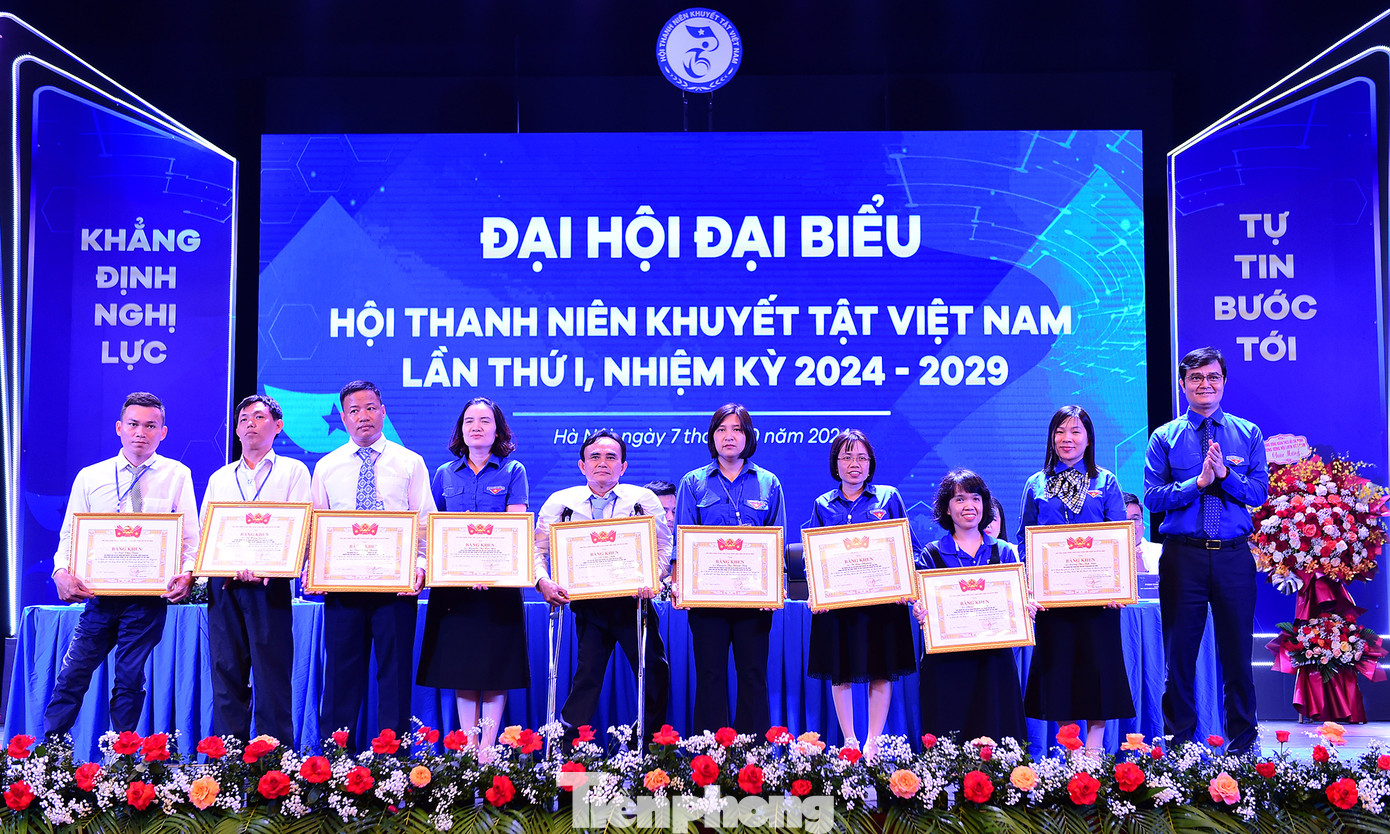 Nhiều cá nhân trong Ban Vận động có thành tích xuất sắc trong thành lập Hội Thanh niên Khuyết tật Việt Nam vinh dự nhận bằng khen của T.Ư Đoàn. Ảnh: Xuân Tùng