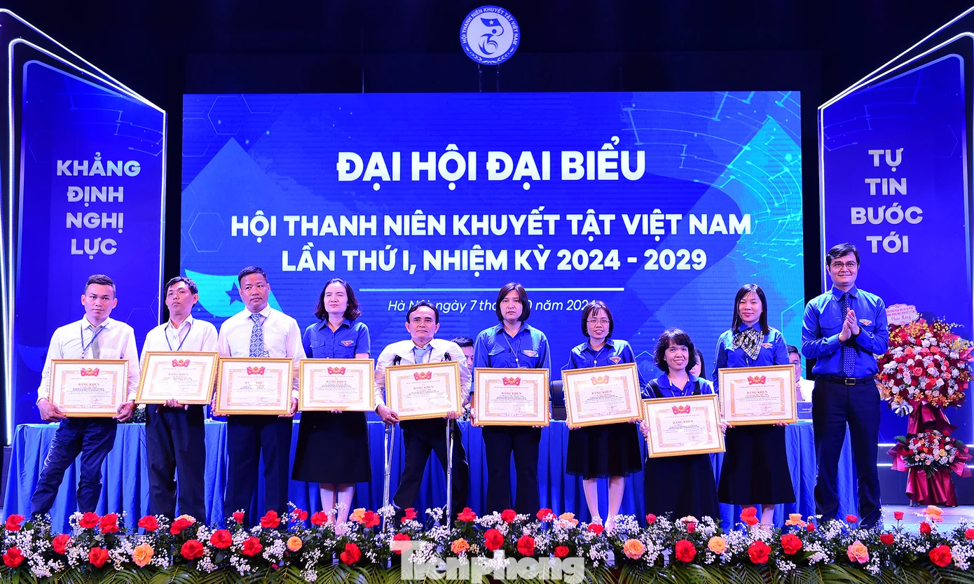 Nhiều cá nhân trong Ban Vận động có thành tích xuất sắc trong thành lập Hội Thanh niên Khuyết tật Việt Nam vinh dự nhận bằng khen của T.Ư Đoàn. Ảnh: Xuân Tùng