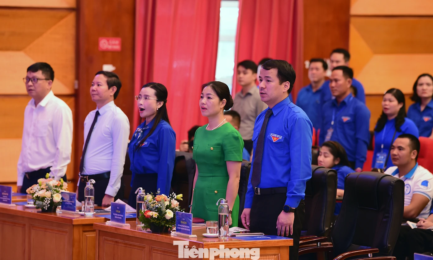 Các đại biểu phiên trọng thể Đại hội thực hiện nghi lễ chào cờ. Ảnh: Xuân Tùng