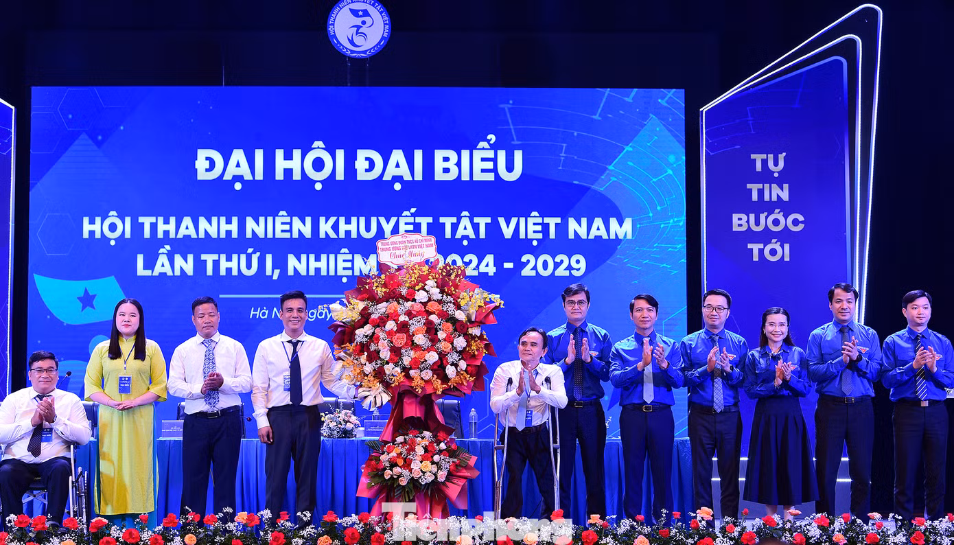 Ban Bí thư T.Ư Đoàn tặng hoa chúc mừng Đại hội. Ảnh: Xuân TÙng