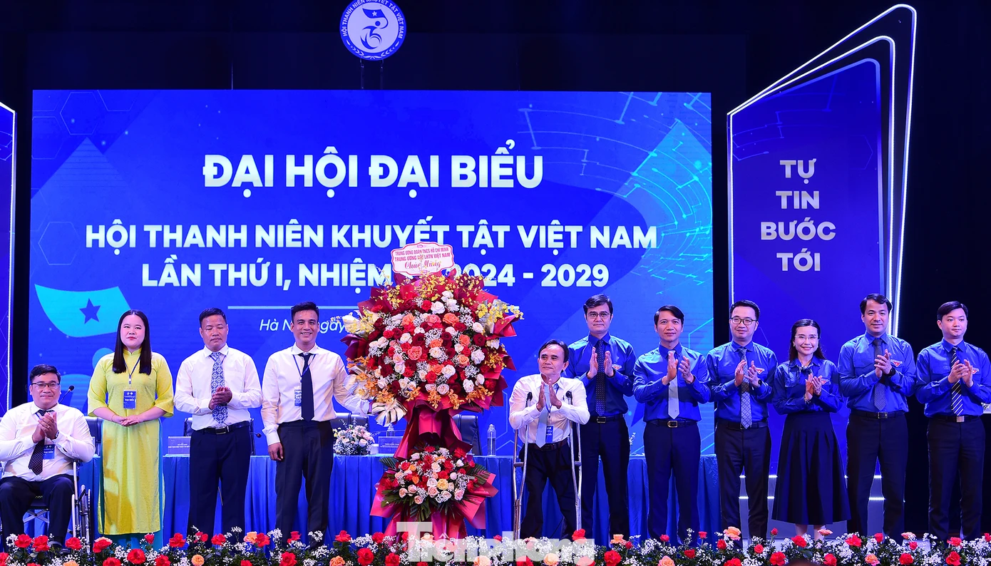 Ban Bí thư T.Ư Đoàn tặng hoa chúc mừng Đại hội. Ảnh: Xuân TÙng