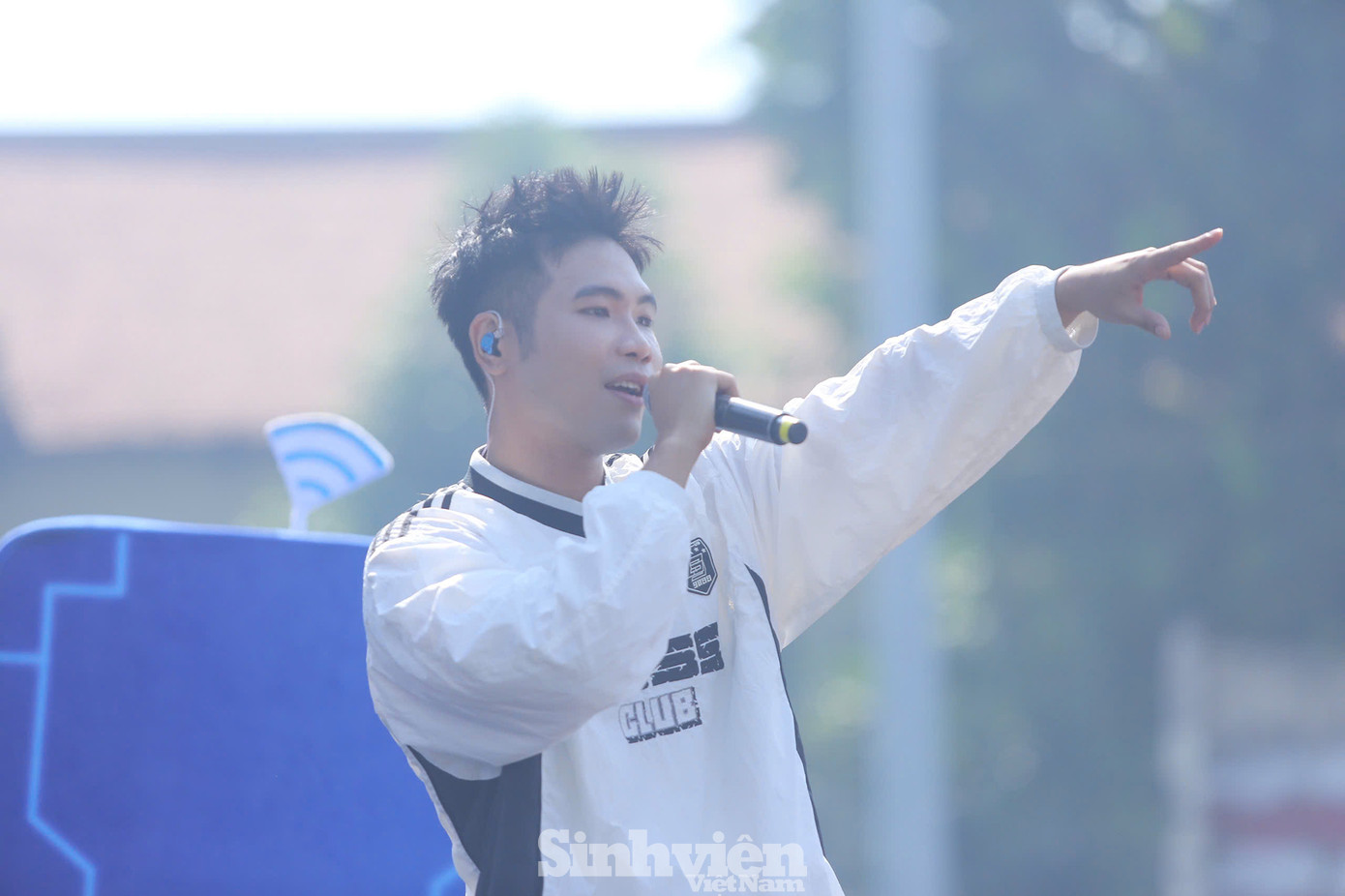 Xuất hiện trên sân khấu, rapper Phúc Du mang năng lượng bùng nổ, thu hút sự chú ý của đông đảo khán giả trẻ.